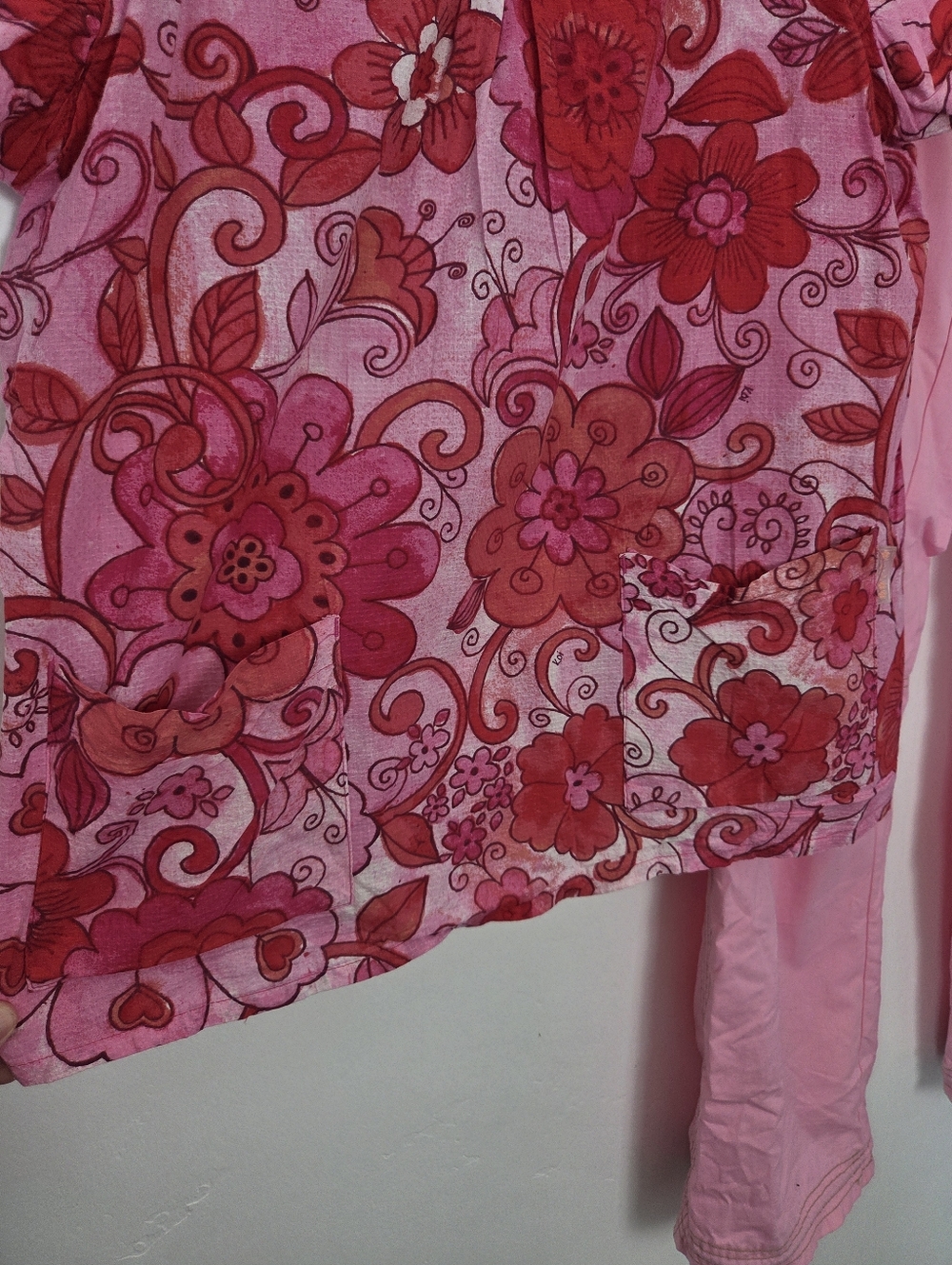 Koi By Kathy Peterson Scrub Set Pink Floral Cargo Pants Medical Nursing M/L - Picture 11 of 15
